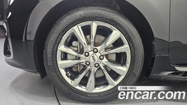 Kia Canival 9-Seater Prstige — photo 1 of 20