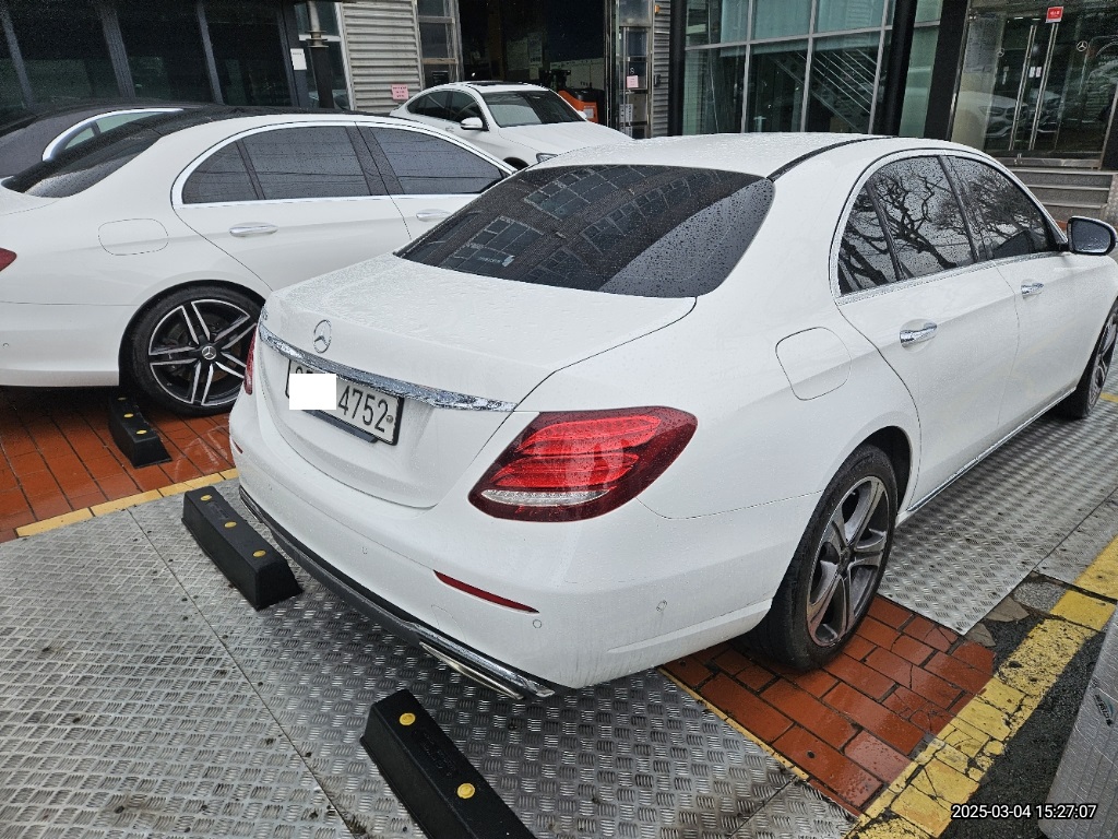 2020 Mercedes-Benz E 300, photograph 3
