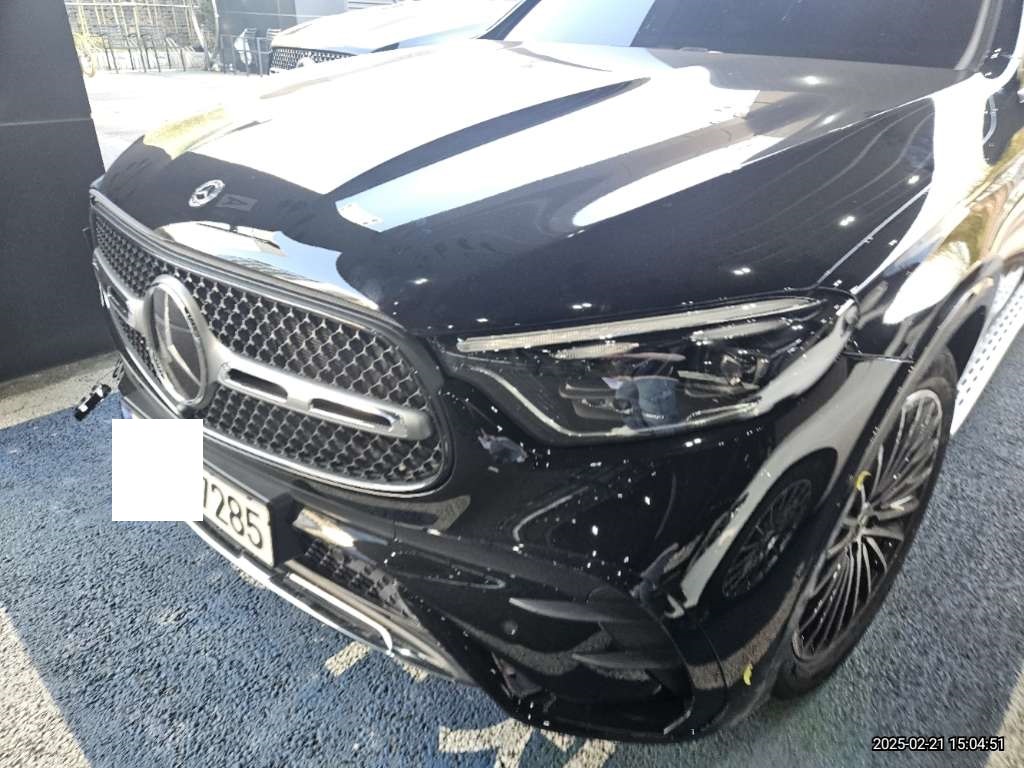 2024 Mercedes-Benz GLC 300 4MATIC Coupe, photograph 2