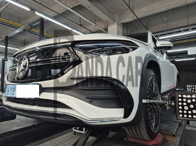 2023 Mercedes-Benz EQB300 4MATIC, photograph 2