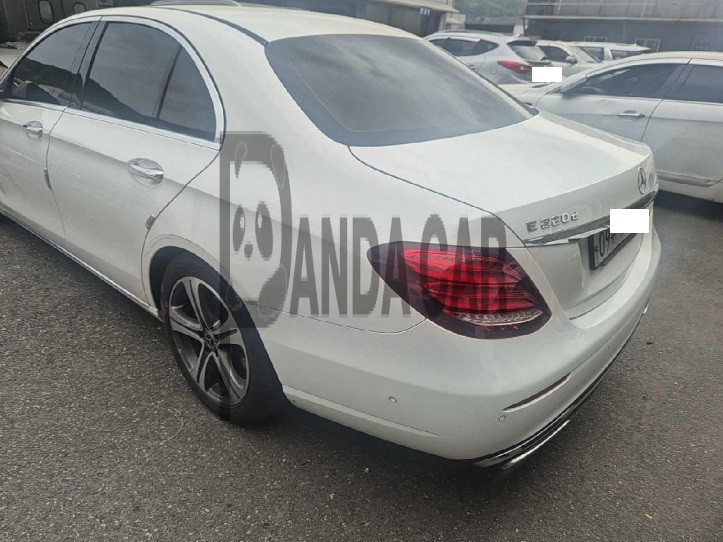 2019 Mercedes-Benz E220 d, photograph 2