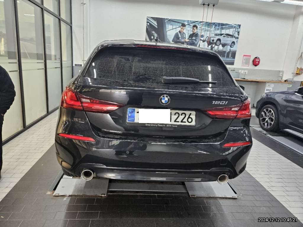 2023 BMW 120i, photograph 2