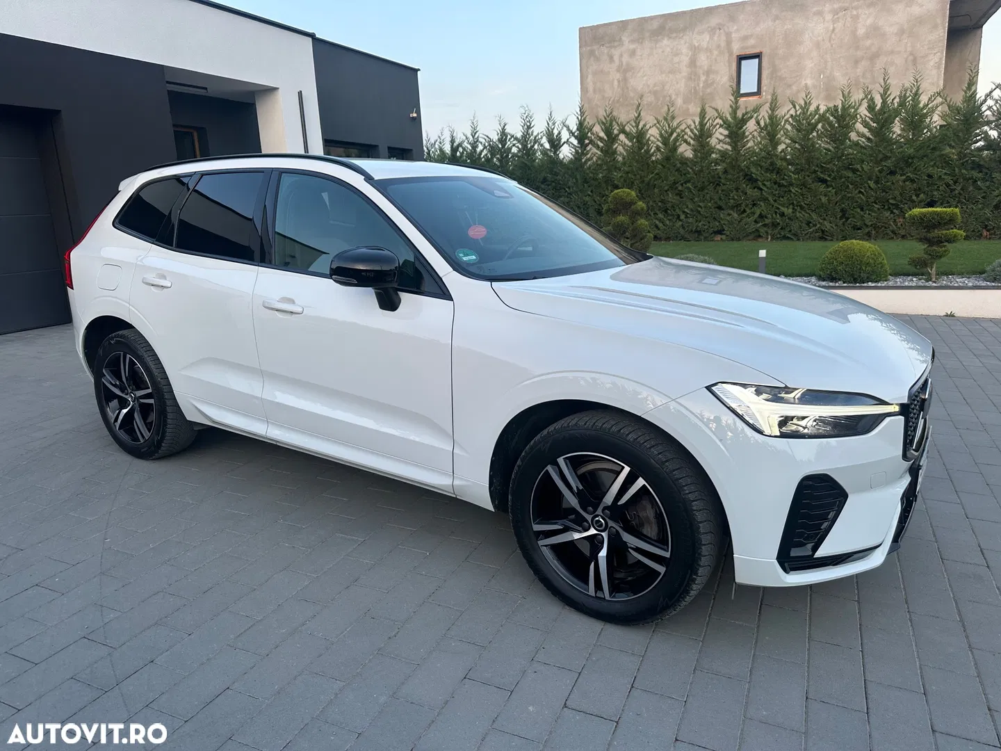 2022 Volvo XC 60 B4 MHEV AWD R-Design, photograph 3