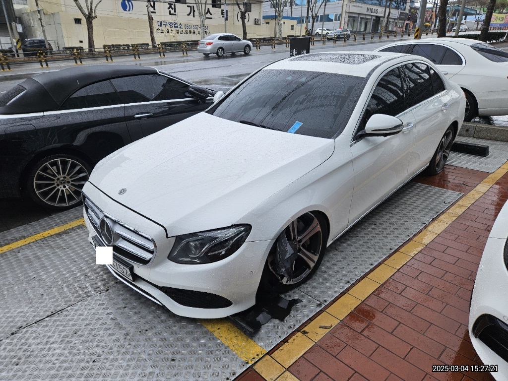 2020 Mercedes-Benz E 300, photograph 2