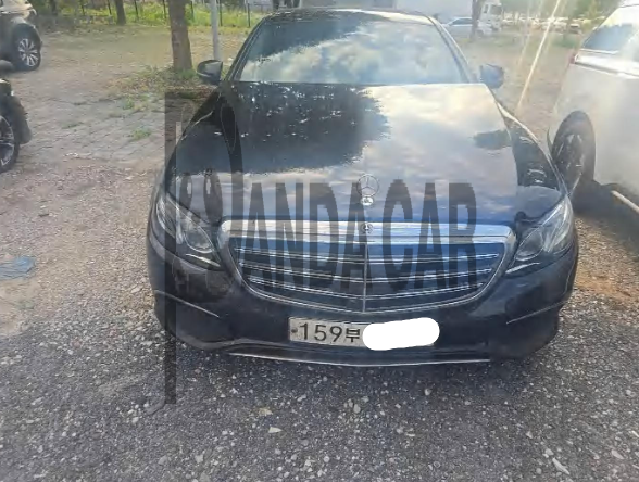 2020 Mercedes-Benz E 300 4MATIC, photograph 2