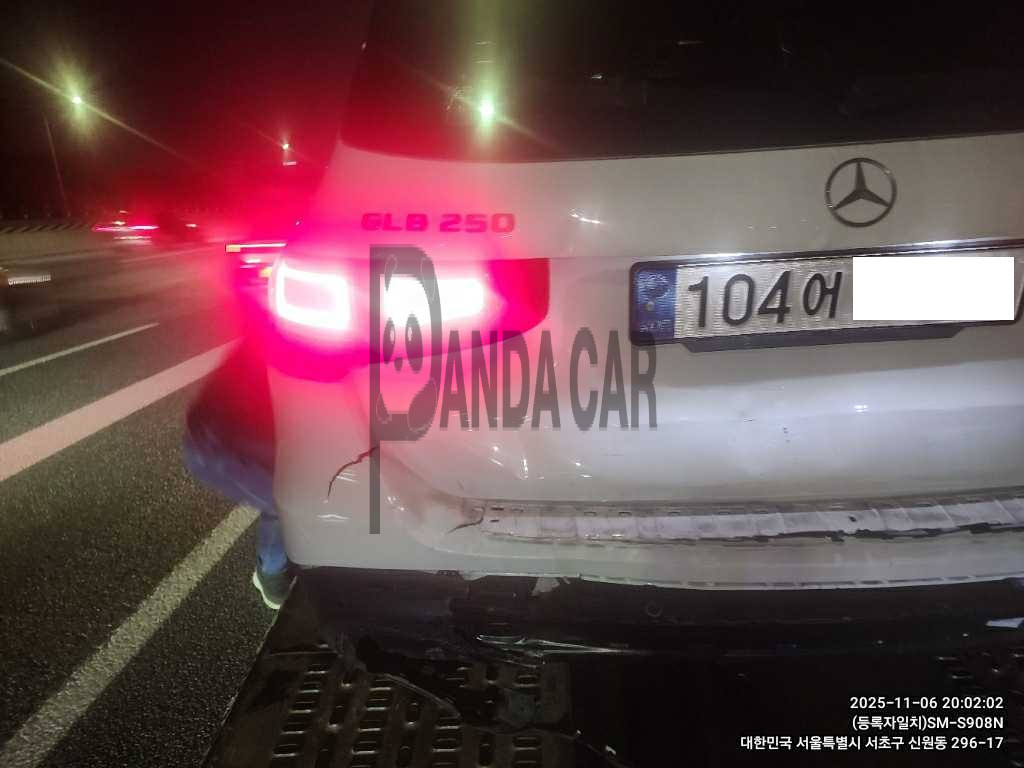 2021 Mercedes-Benz GLB250 4MATIC, photograph 4