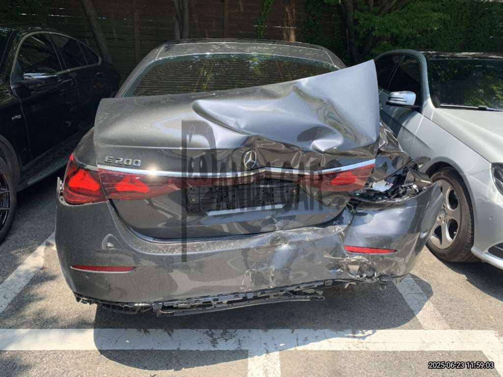 2025 Mercedes-Benz E 200, photograph 2