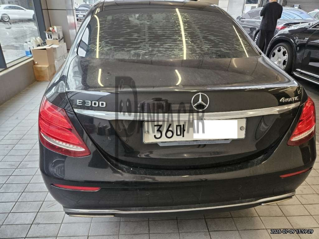 2017 Mercedes-Benz E300 4Matic, photograph 4