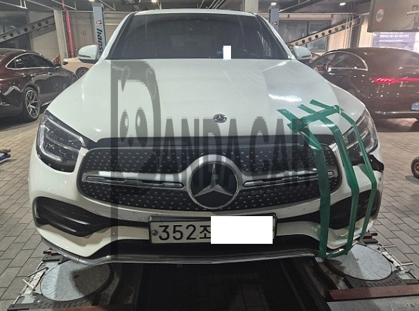 2020 Mercedes-Benz GLC300 e 4MATIC Coupe, photograph 1