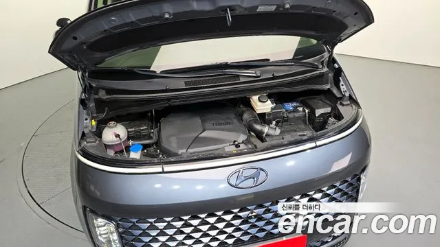 Hyundai Staria 4WD Lounge 9-Seater — photo 1 of 34