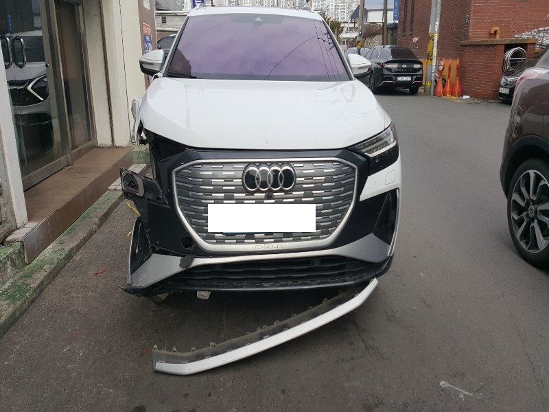 2022 Audi Q4 e-tron 40, photograph 1