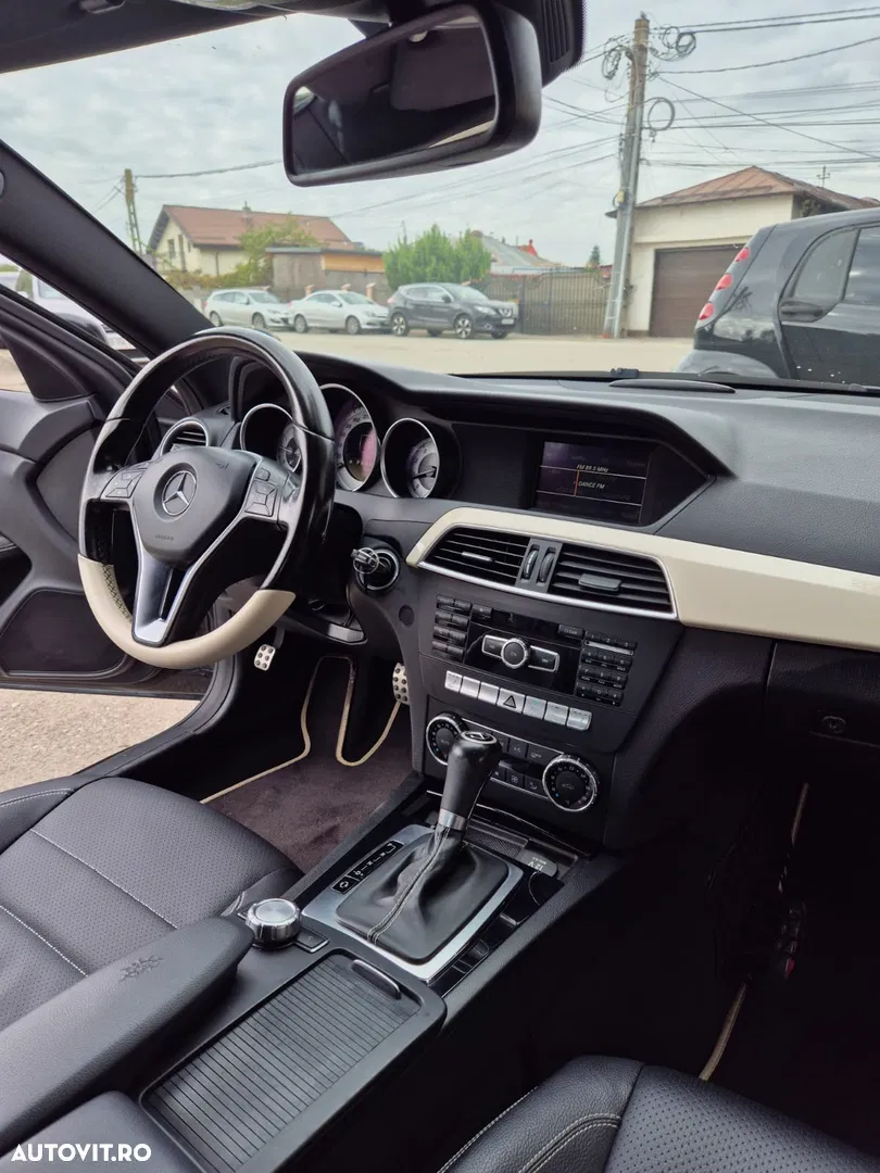2012 Mercedes-Benz C, photograph 3