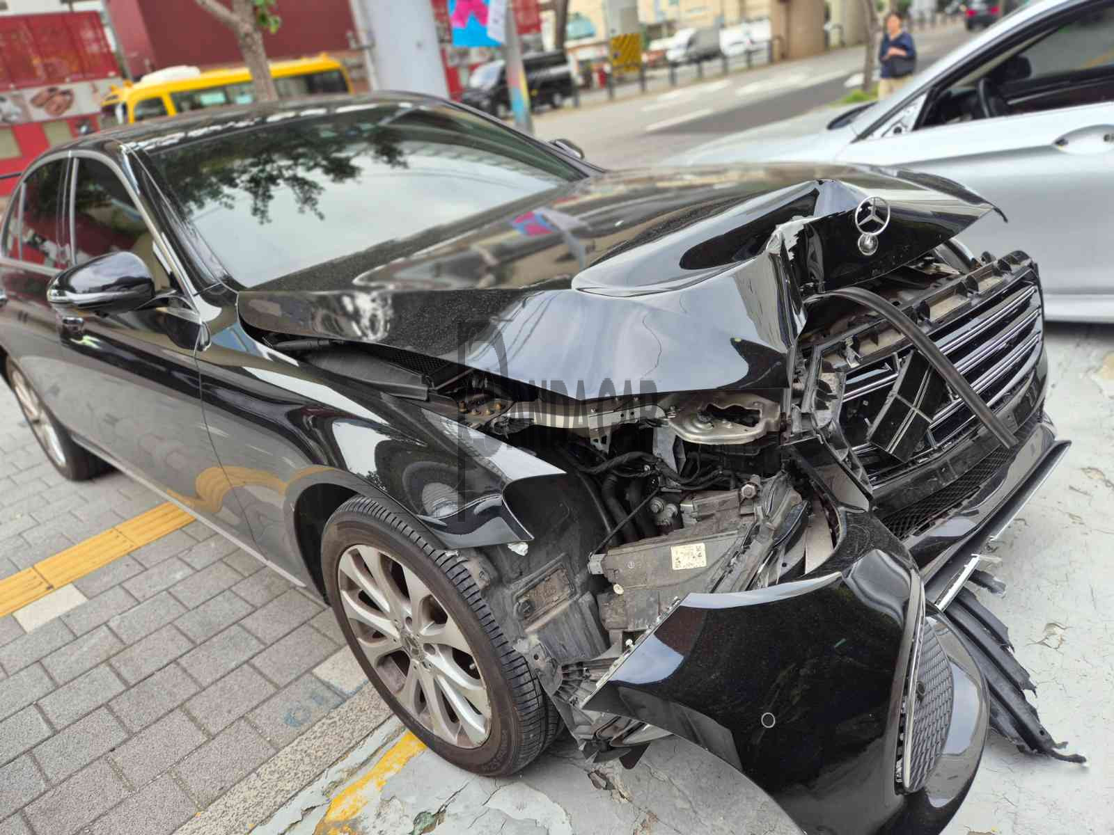2020 Mercedes-Benz E 300 4MATIC, photograph 1