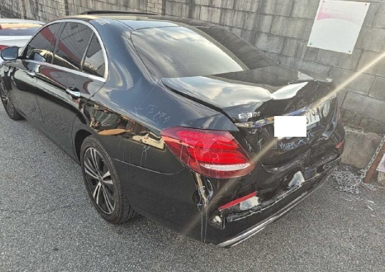 2020 Mercedes-Benz E 300, photograph 1