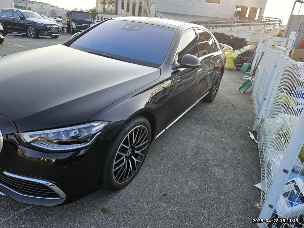 2022 Mercedes-Benz S580 4MATIC, photograph 2