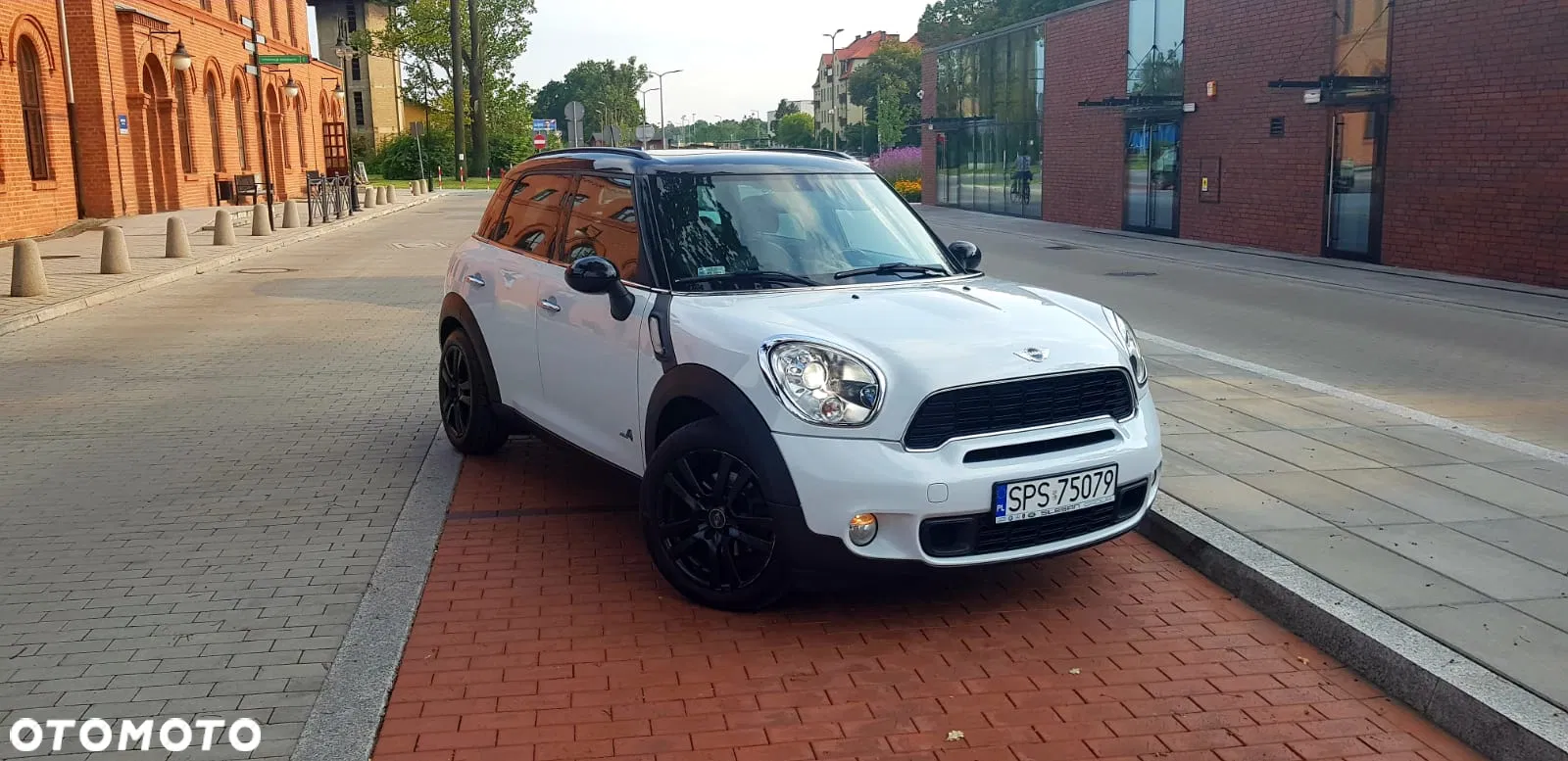 2011 MINI Countryman, photograph 2