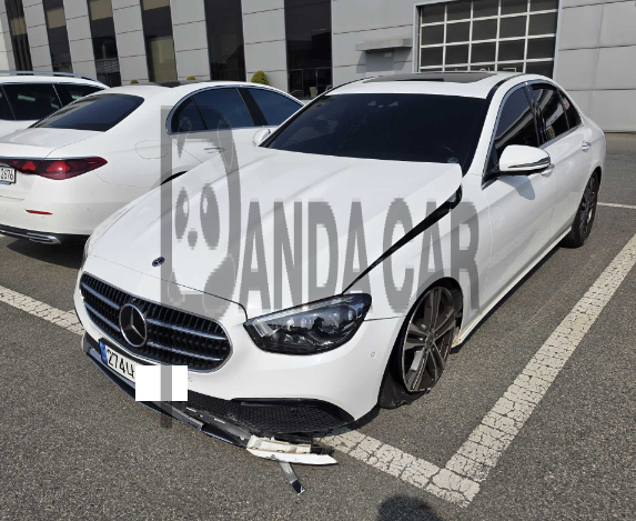 2022 Mercedes-Benz E350 4MATIC, photograph 2