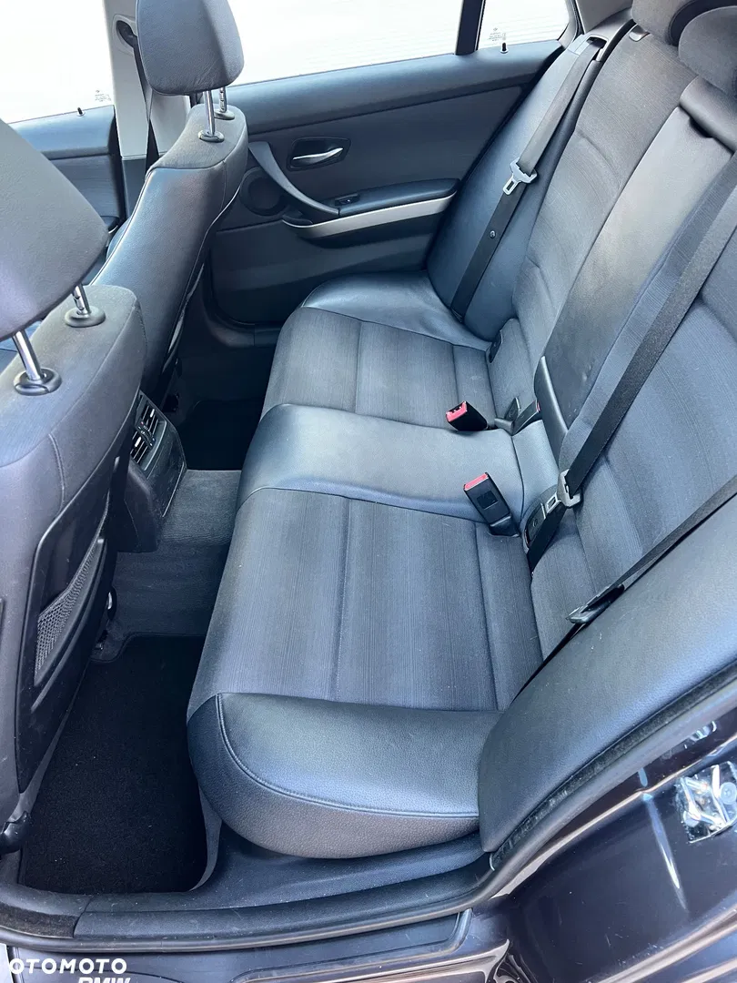 2005 BMW Seria 3 320d, photograph 11