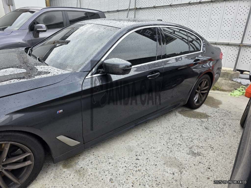 2020 BMW 520i M Sport Package, photograph 2