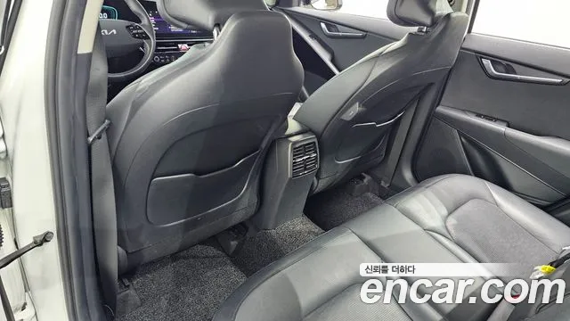 Kia Niro Prestige — photo 1 of 30