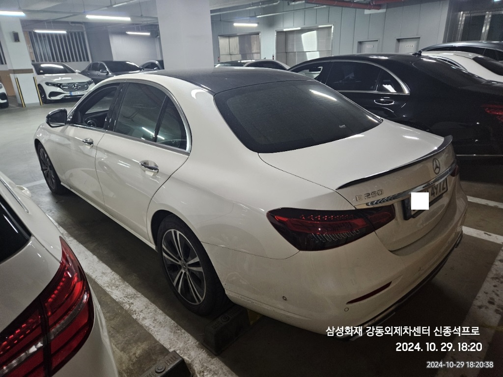 2021 Mercedes-Benz E250, photograph 3