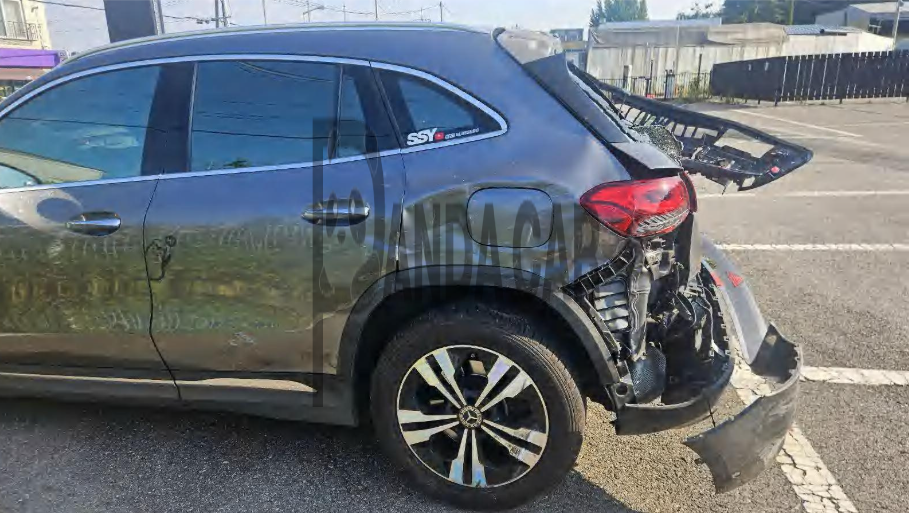 2021 Mercedes-Benz GLA220, photograph 3