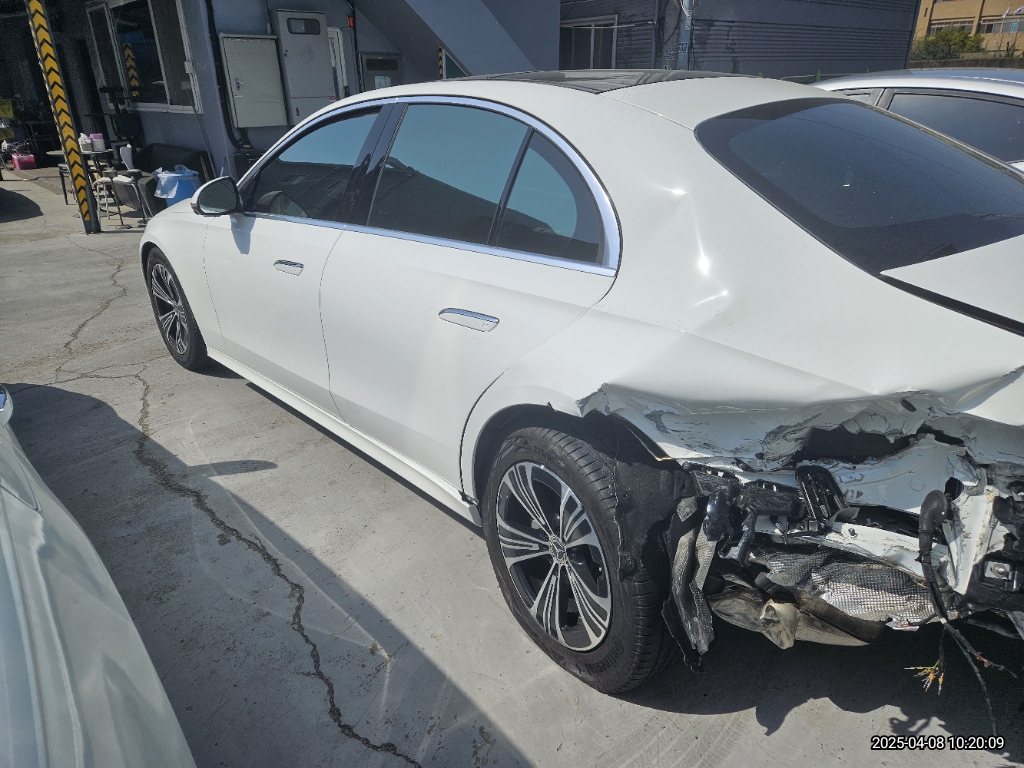 2025 Mercedes-Benz E 200, photograph 4