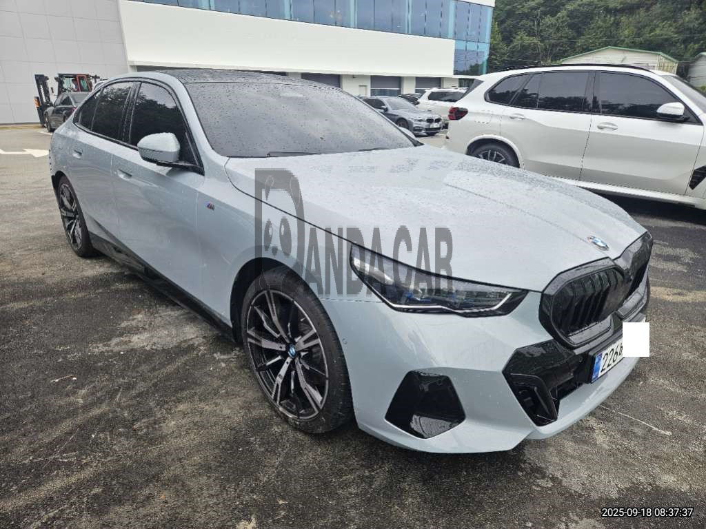 2025 BMW 530i xDrive, photograph 1