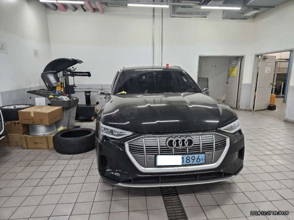2022 Audi etron 55 quattro, photograph 1