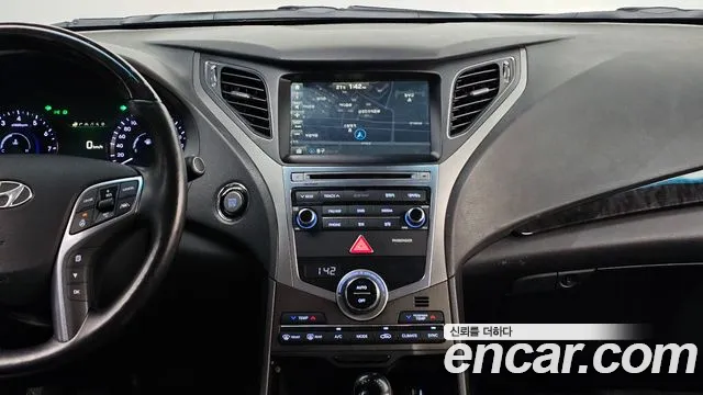 2014 Hyundai Grandeur HG240 Modern, photograph 3