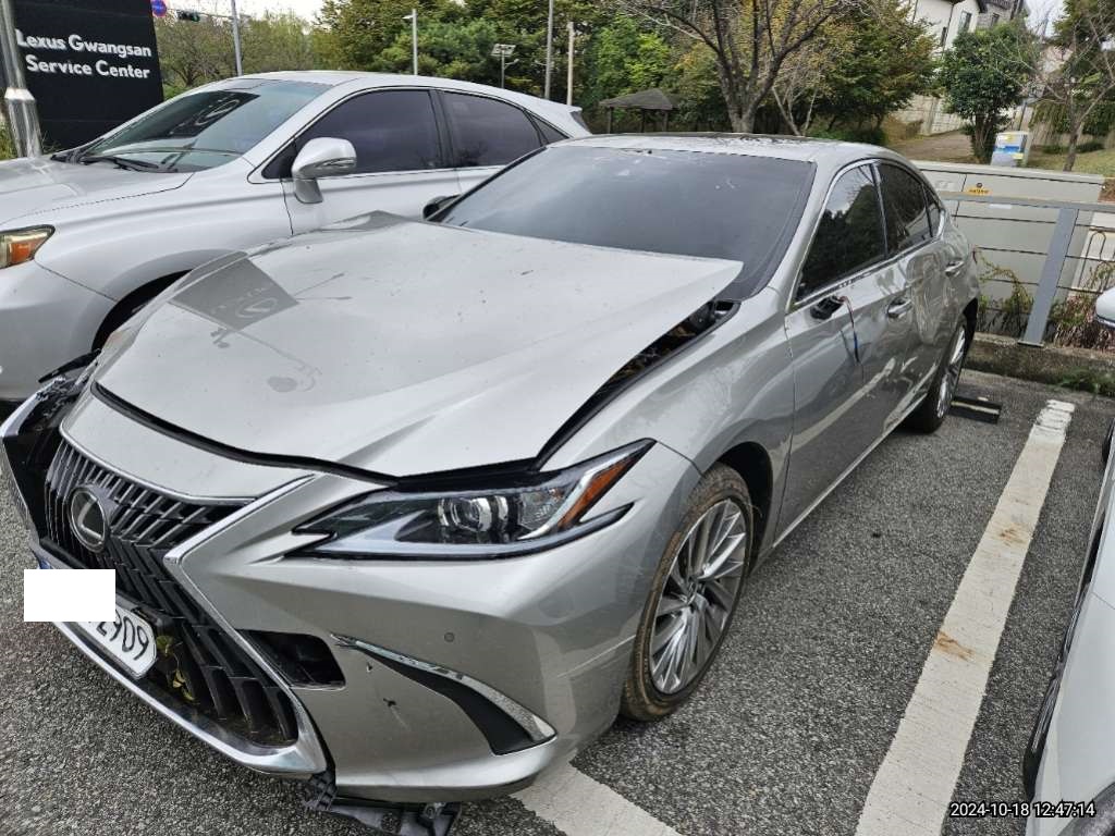 2023 Lexus ES300h, photograph 3