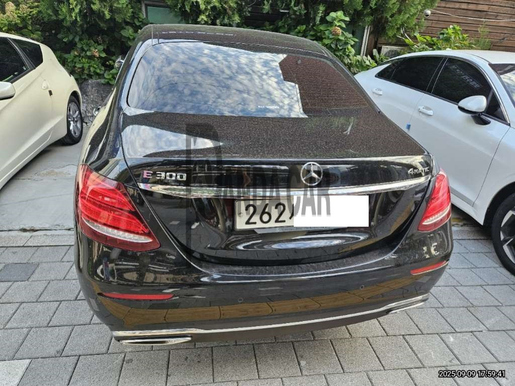 2020 Mercedes-Benz E 300 4MATIC, photograph 2