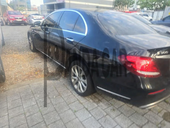 2020 Mercedes-Benz E 300 4MATIC, photograph 3