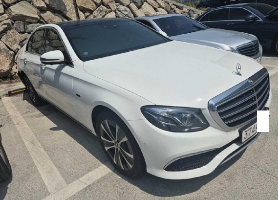 2019 Mercedes-Benz Benz E 300 e, photograph 2