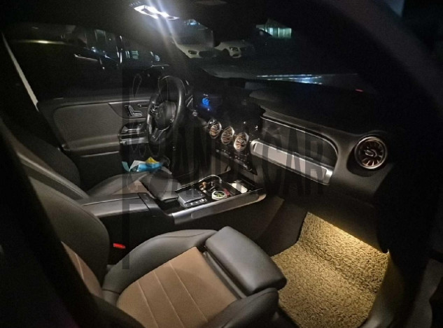 2023 Mercedes-Benz EQB300 4MATIC, photograph 4