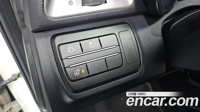 2015 KG_Mobility_Ssangyong TIBOLI LX 2WD, photograph 9