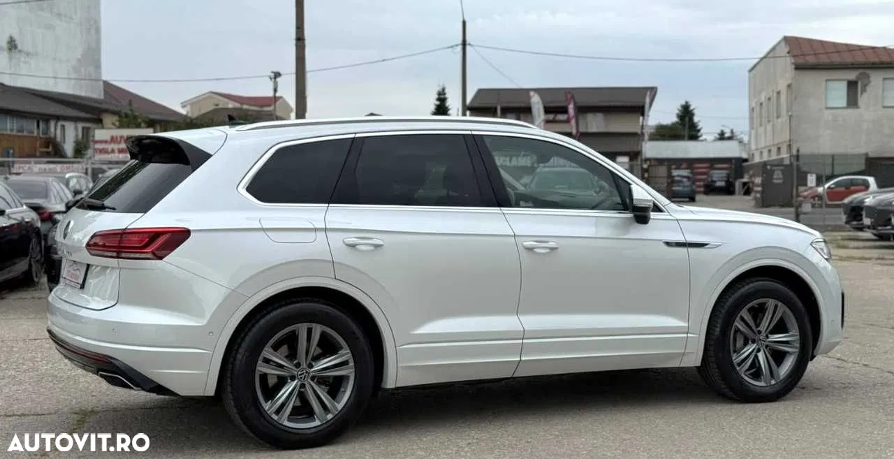 2022 Volkswagen Touareg, photograph 9