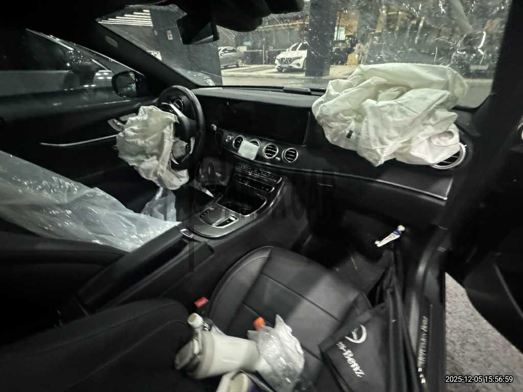 2023 Mercedes-Benz E220, photograph 3