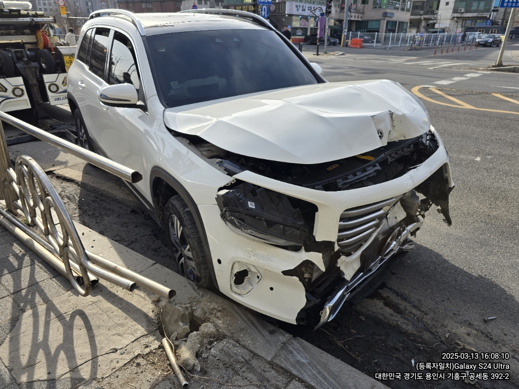 2024 Mercedes-Benz GLB200 d, photograph 3