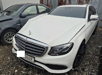 2019 Mercedes-Benz E220 d 4Matic, photograph 2