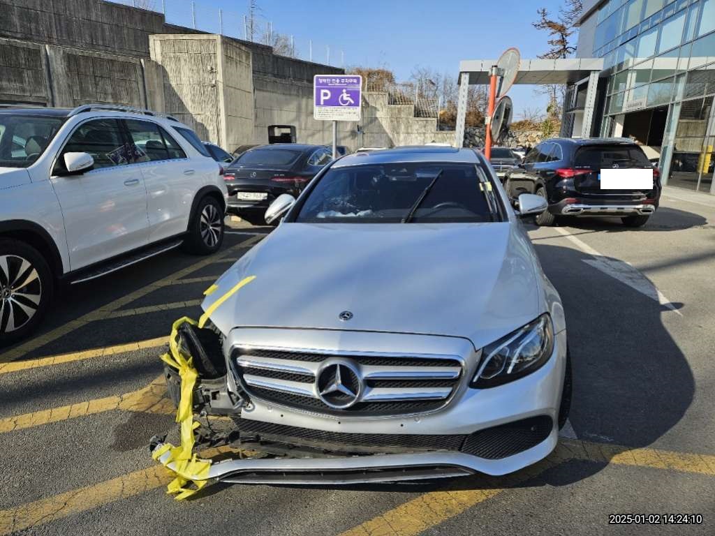 2017 Mercedes-Benz E200, photograph 1