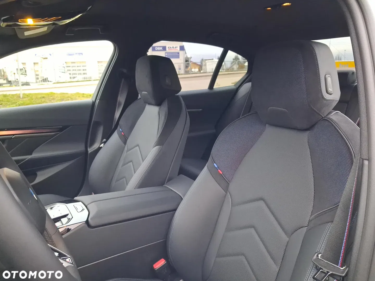 2025 BMW Seria 5, photograph 12