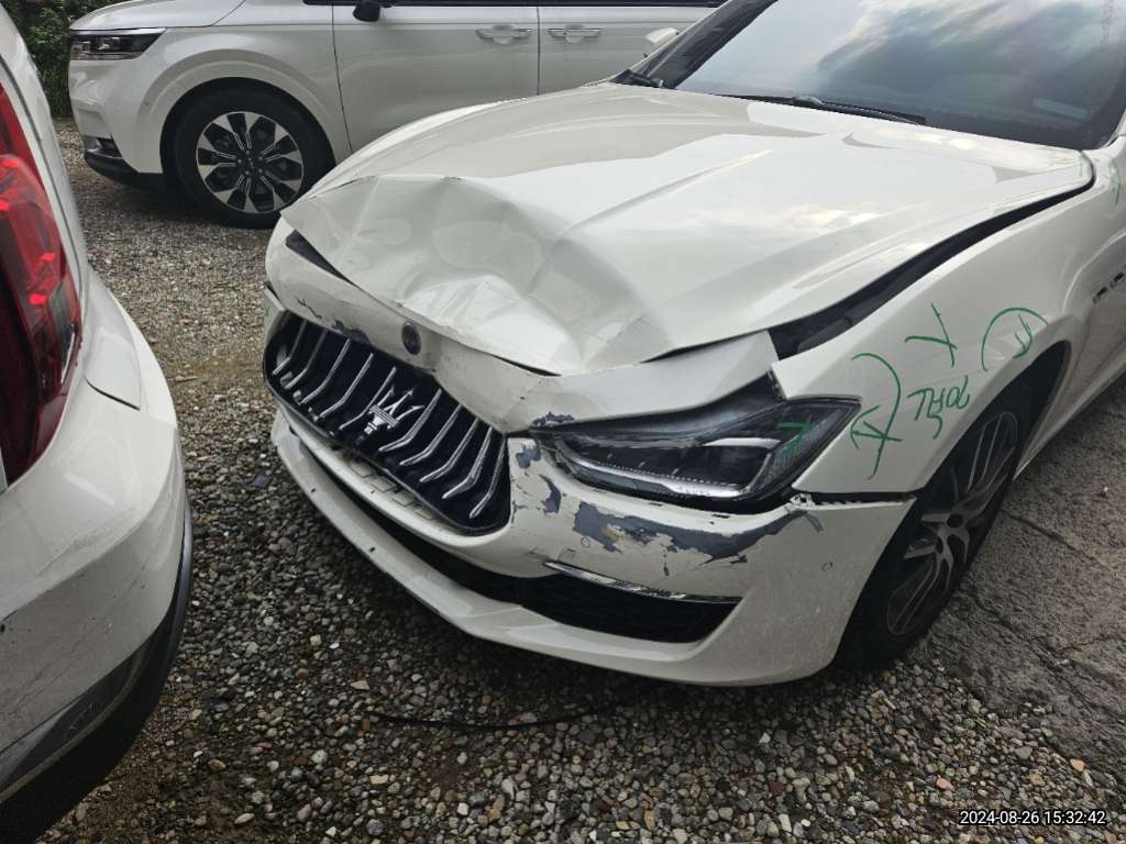 2019 Maserati Ghibli, photograph 4