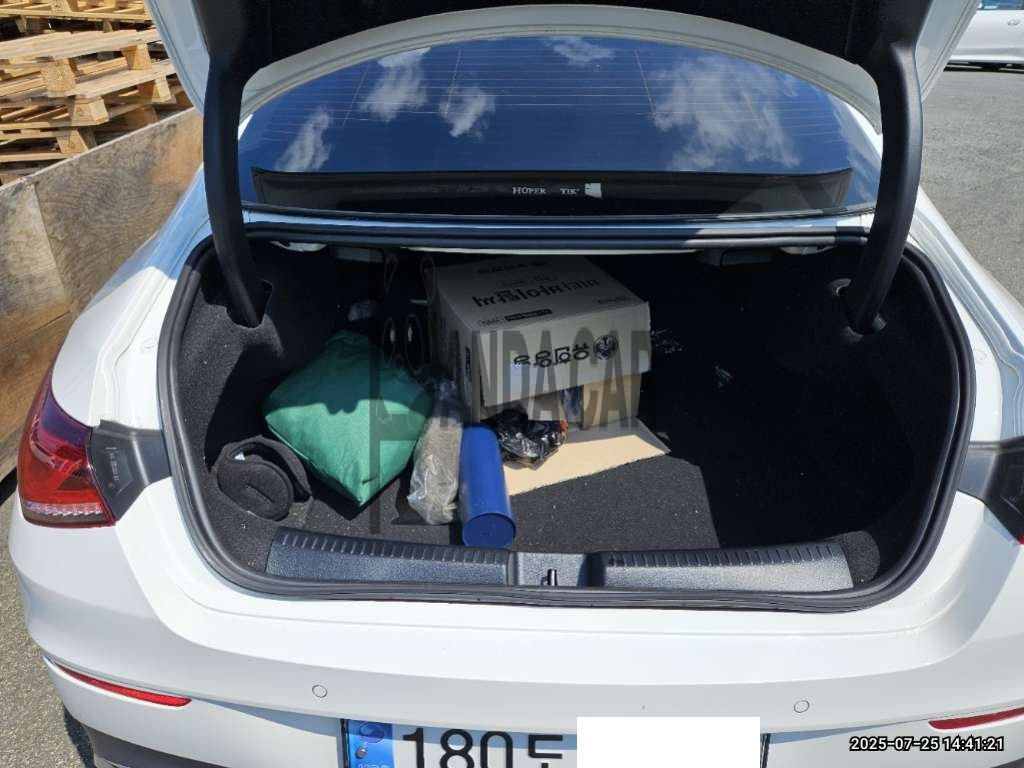 2023 Mercedes-Benz CLA250 4MATIC, photograph 2