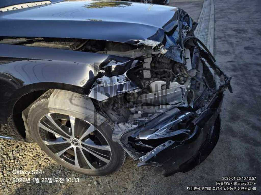 2019 Mercedes-Benz Benz E 300 e, photograph 4