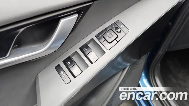 Kia Niro Prestige — photo 1 of 30