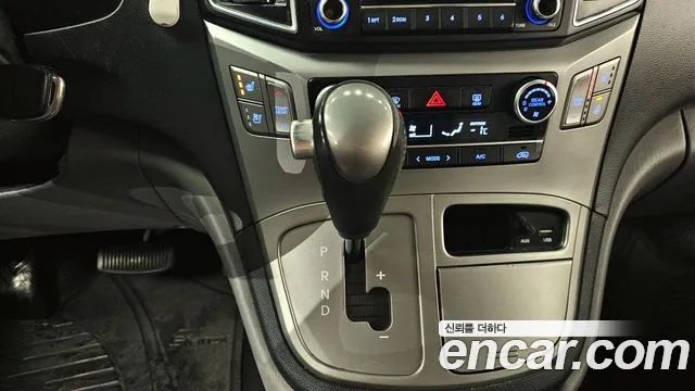 Hyundai Starex 11-Seater Wagon — photo 1 of 20