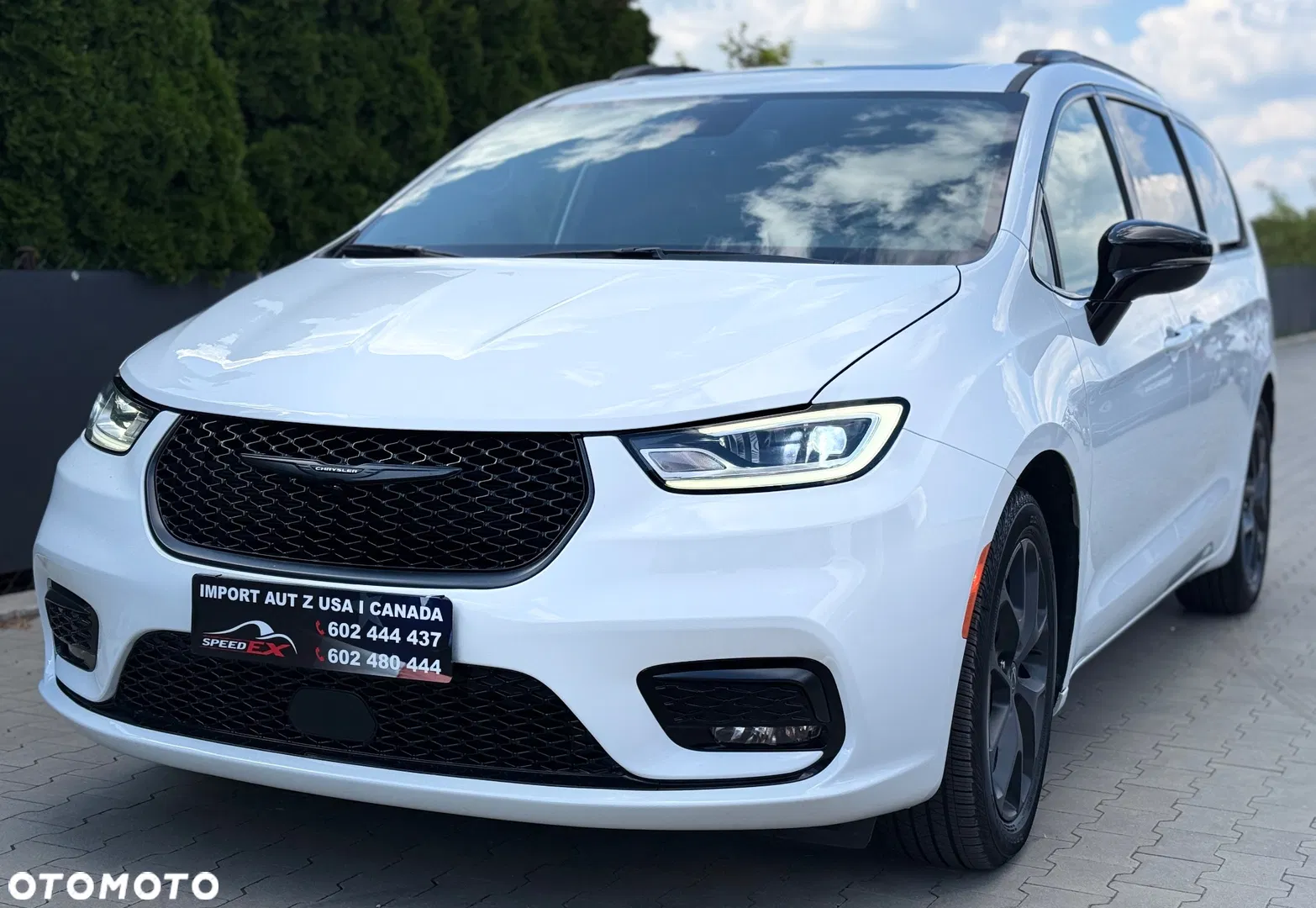 Chrysler Pacifica — photo 1 of 32
