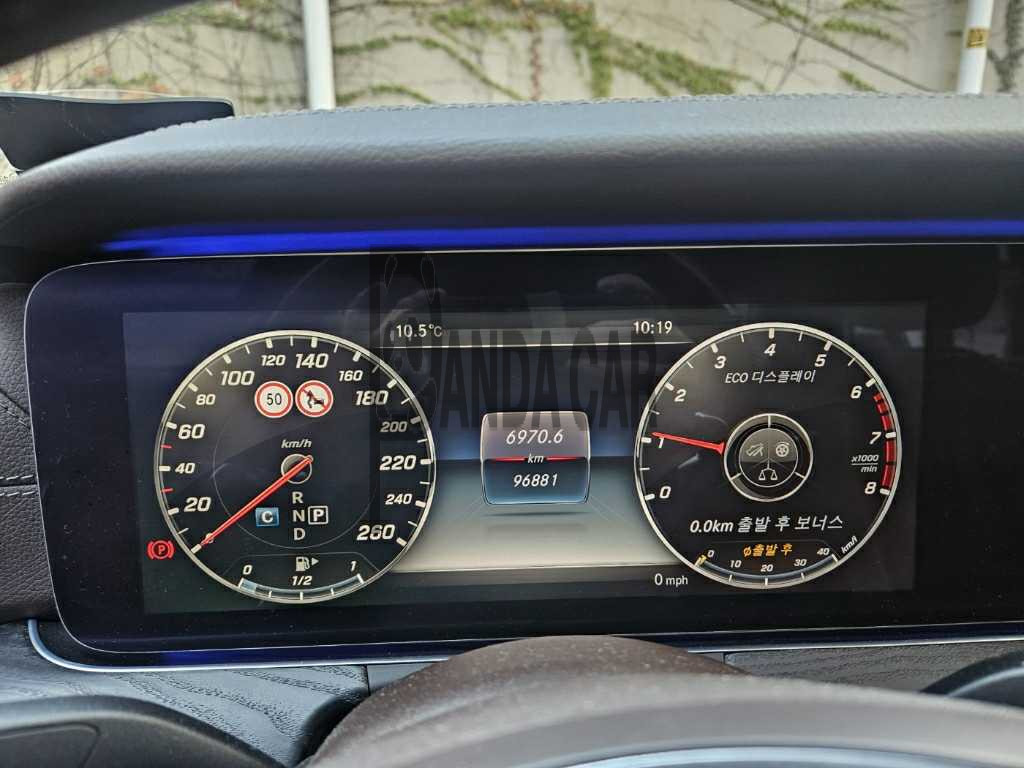 2017 Mercedes-Benz E300 4Matic, photograph 2