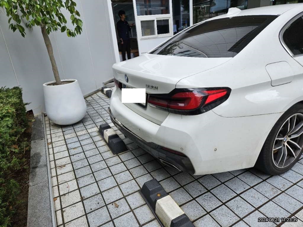 2021 BMW 520i, photograph 2